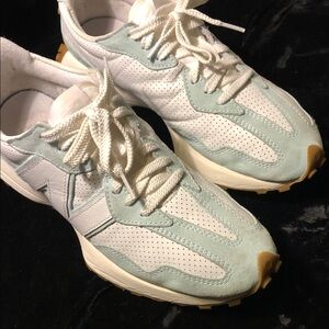 New Balance Womens 327 athletic shoes sz9